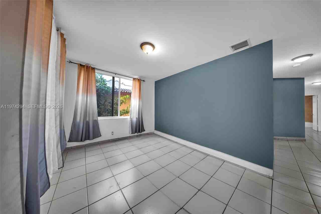 1853 Sw 17th St #3 - Photo 4 of 29