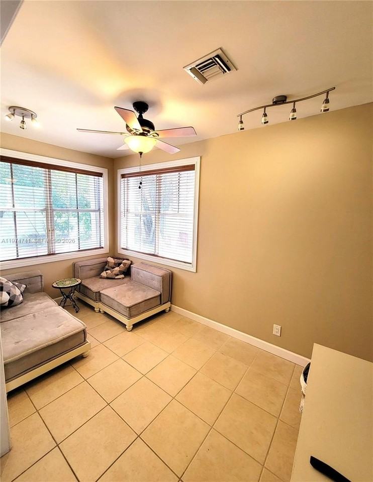 723 Juniper Ln - Photo 6 of 25