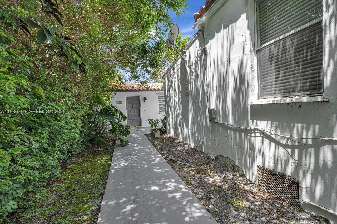 1044 Sw 13th Ct #2 - Photo 3 of 17