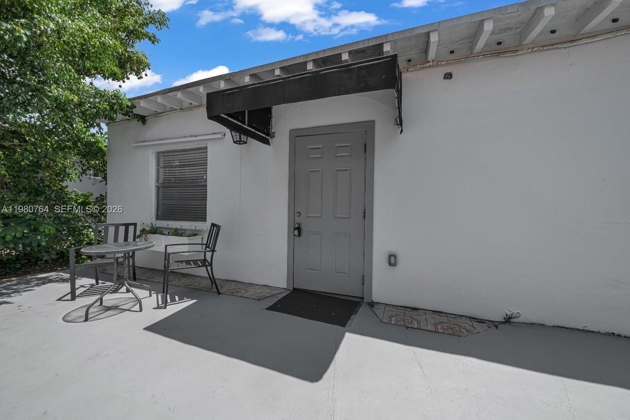 1044 Sw 13th Ct #2 - Photo 4 of 17