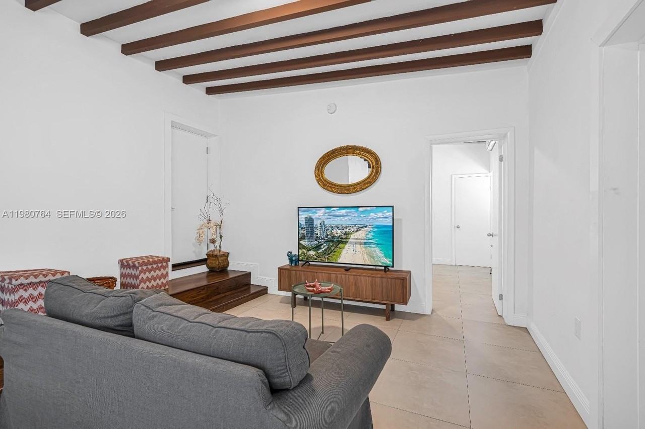 1044 Sw 13th Ct #2 - Photo 5 of 17