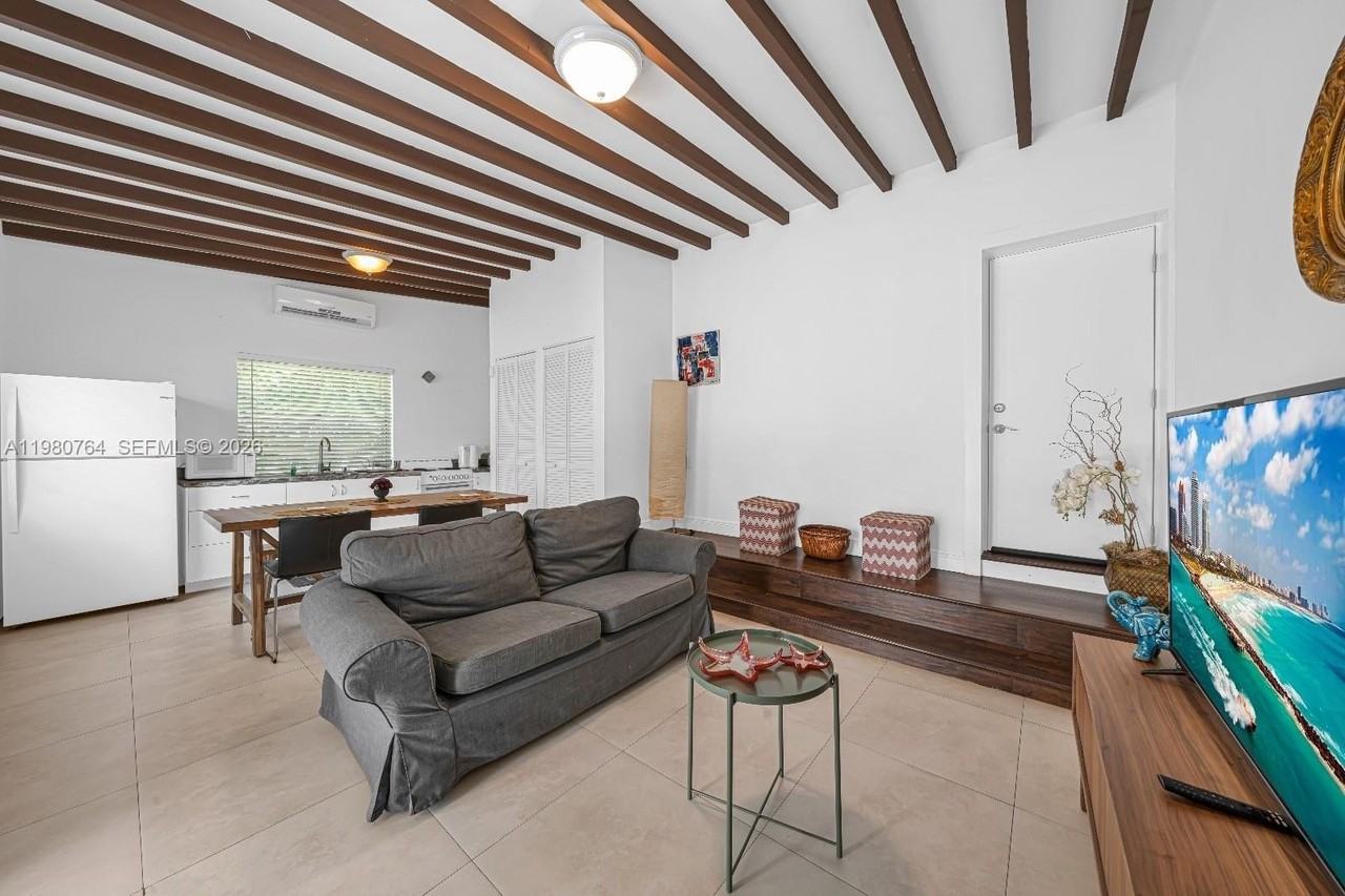 1044 Sw 13th Ct #2 - Photo 6 of 17