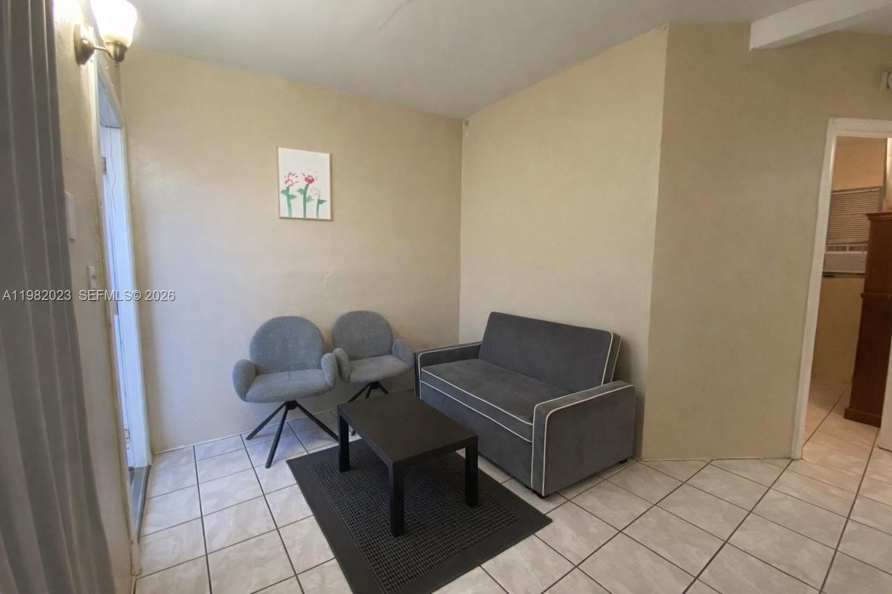 520 Sw 6th Ave #B - Photo 2 of 6