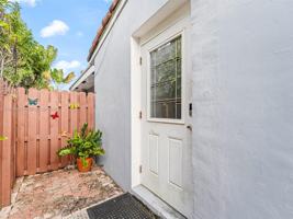 featured image of 1432 Ne 5th Ave #4