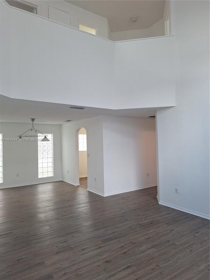 446 Lakeside Cir - Photo 2 of 13