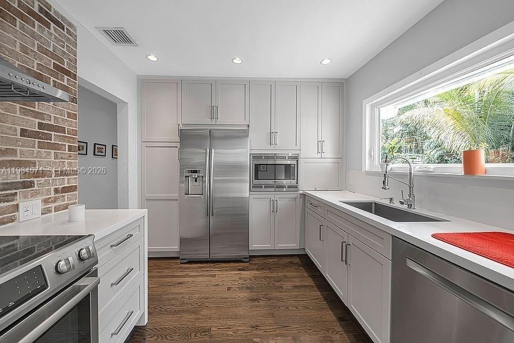 5850 Sw 47th St - Photo 6 of 26