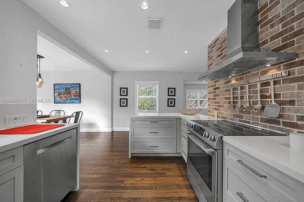 5850 Sw 47th St - Photo 7 of 26