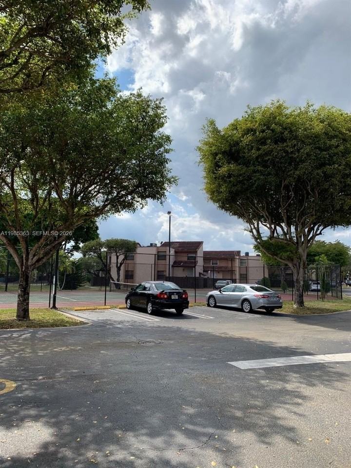 425 W Park Dr #9 - Photo 2 of 17