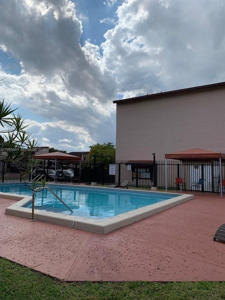 425 W Park Dr #9 - Photo 3 of 17