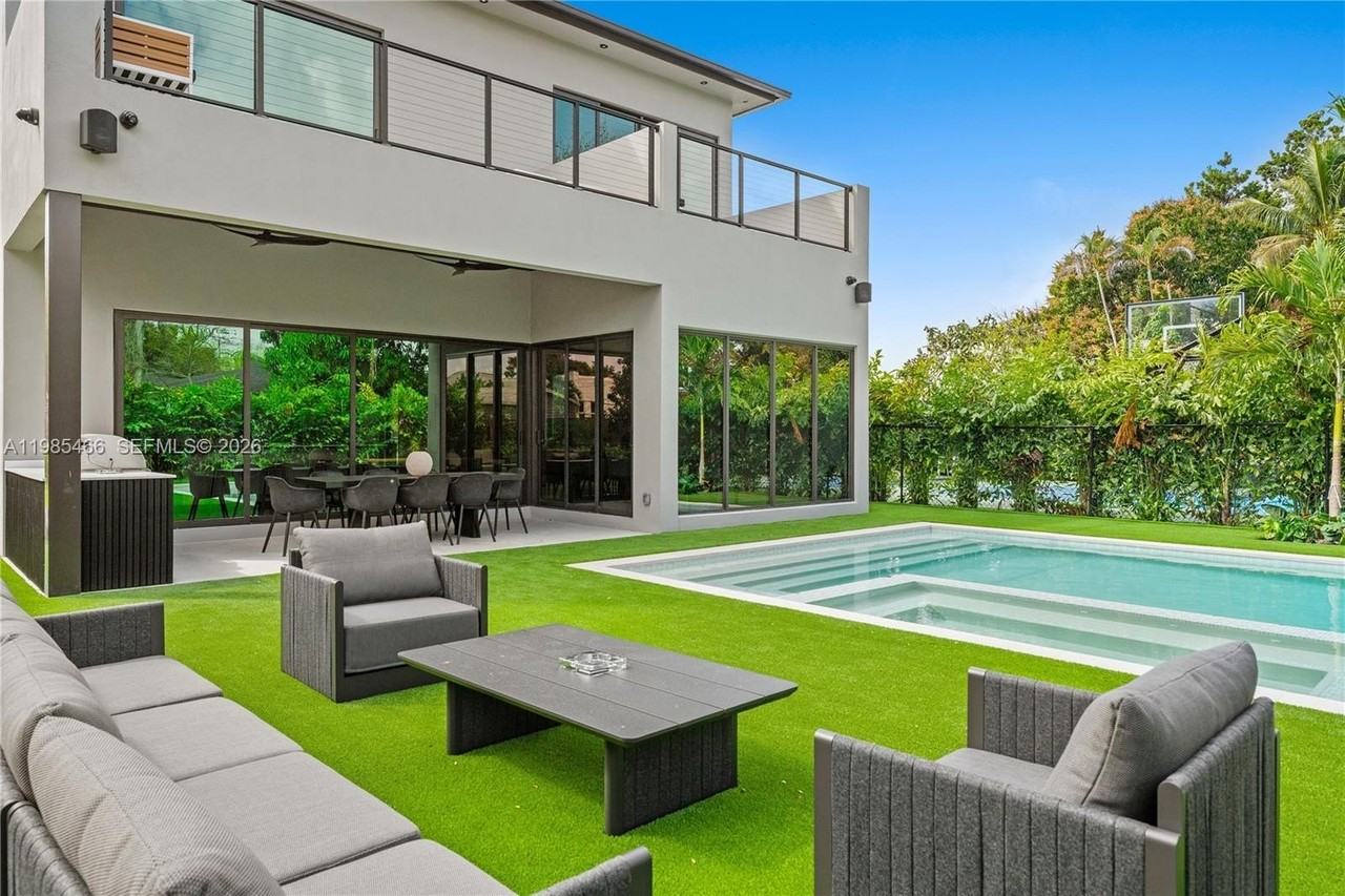 245 Ne 116th St - Photo 2 of 48