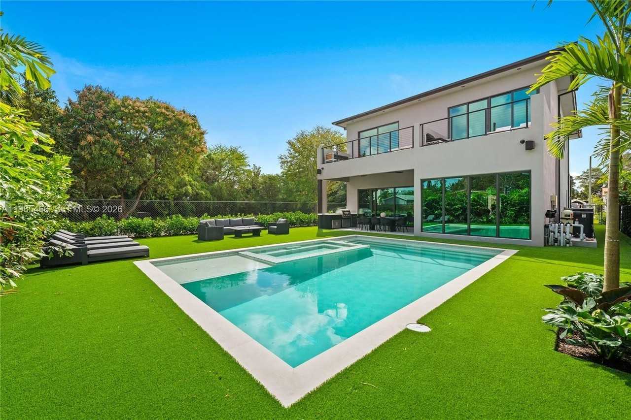 245 Ne 116th St - Photo 3 of 48