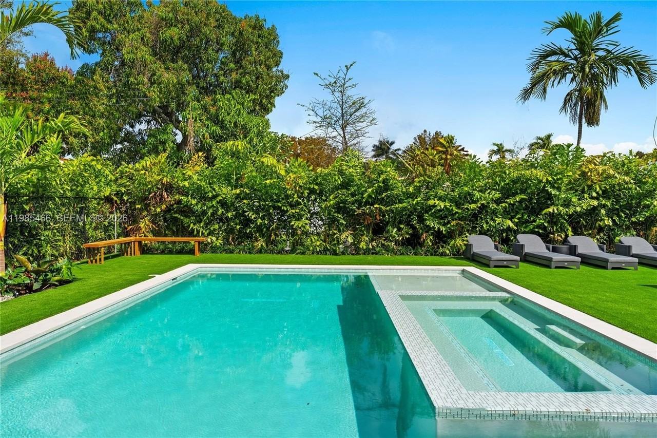 245 Ne 116th St - Photo 4 of 48