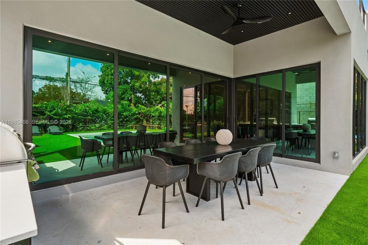 245 Ne 116th St - Photo 5 of 48