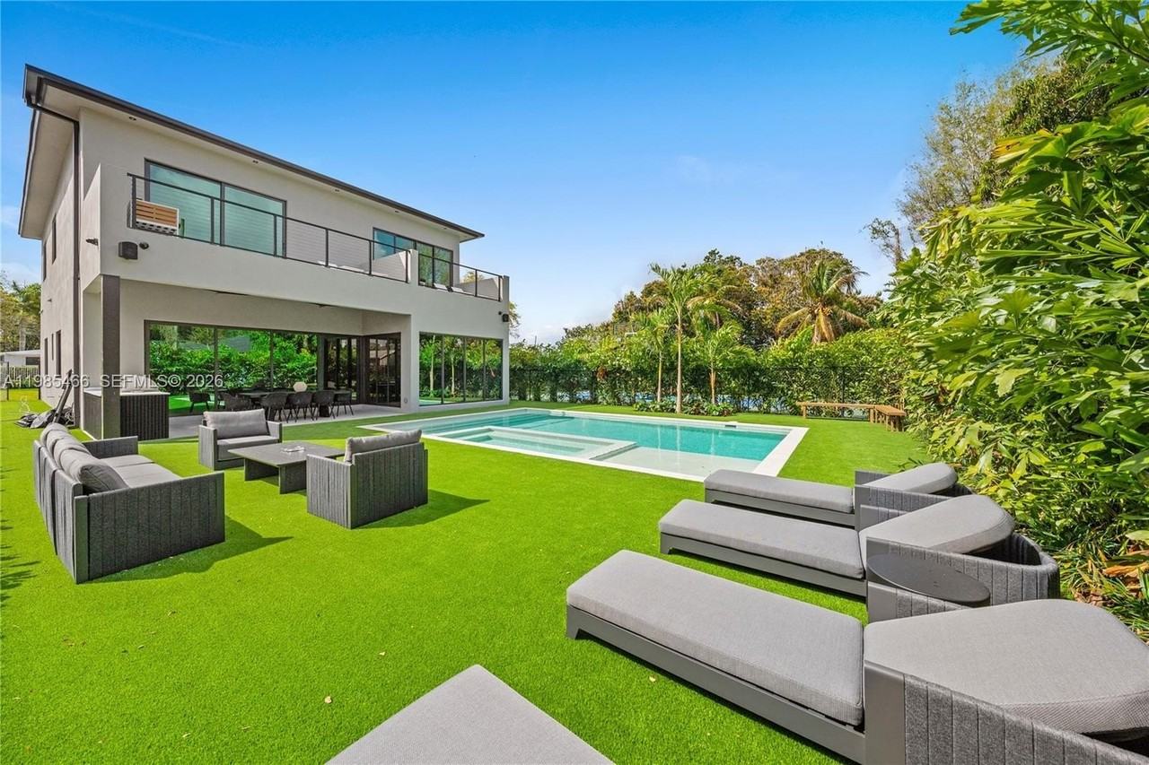 245 Ne 116th St - Photo 6 of 48