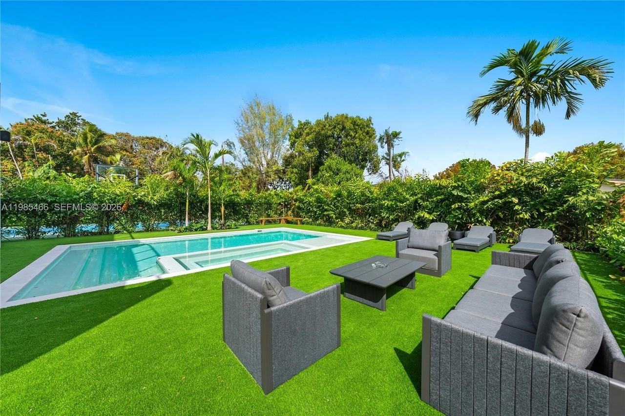 245 Ne 116th St - Photo 7 of 48