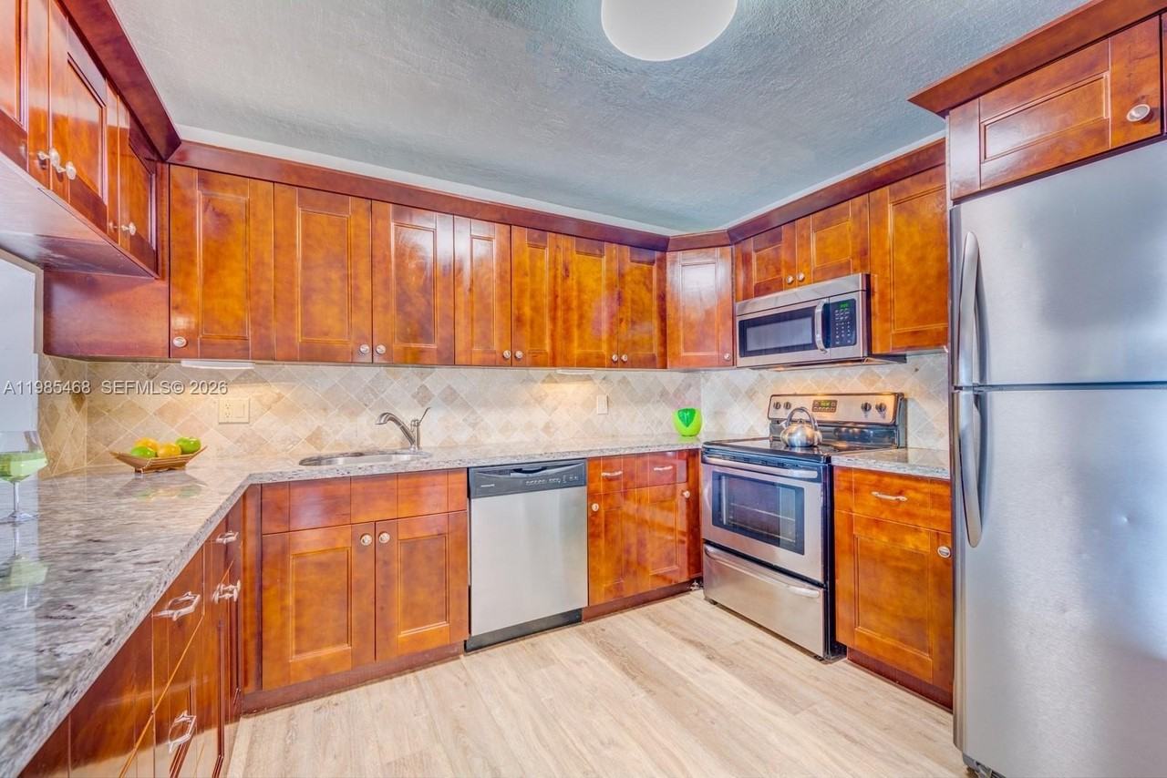 1960 Bayberry Dr #1960 - Photo 5 of 24