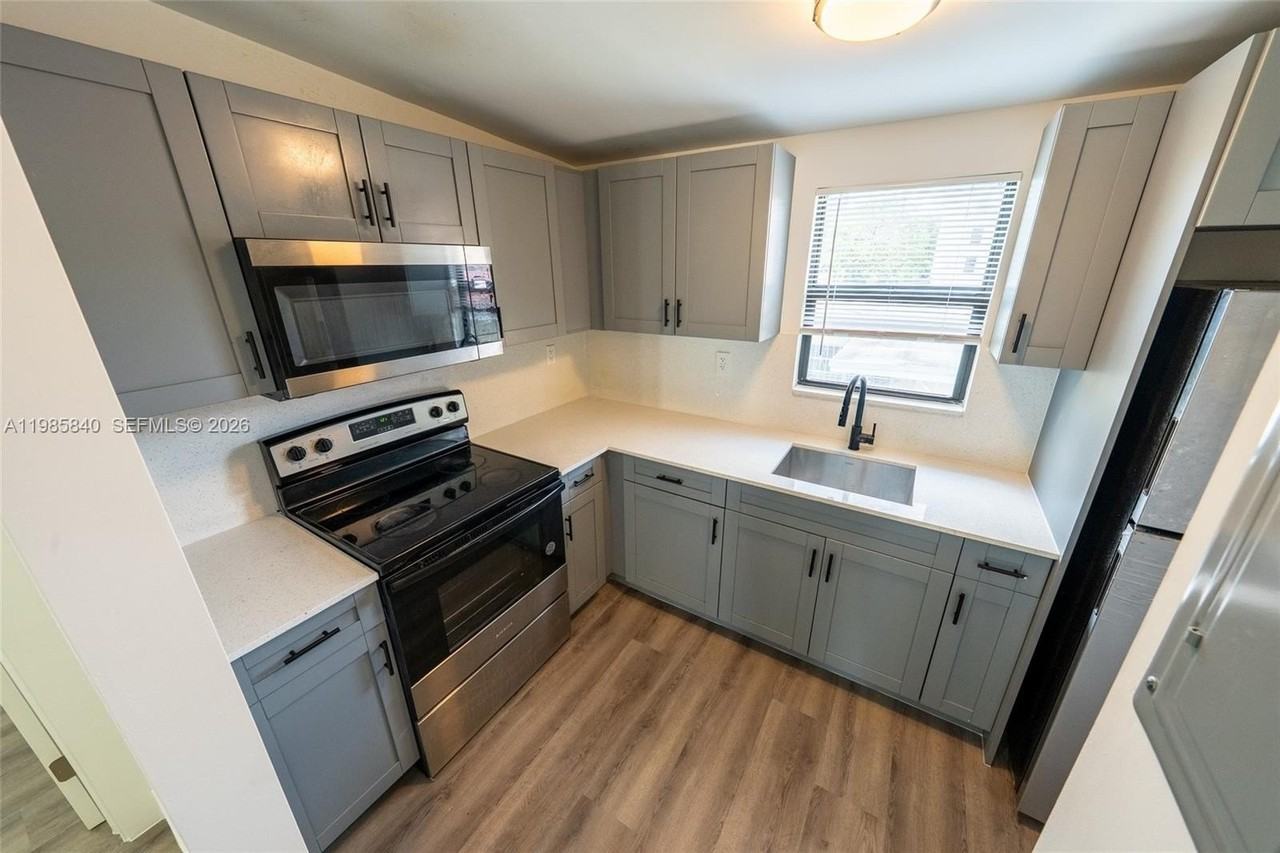 618 Sw 21st Ave #2 - Photo 3 of 22