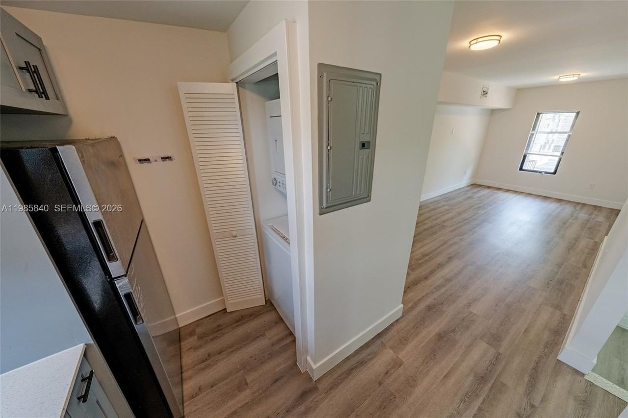 618 Sw 21st Ave #2 - Photo 4 of 22