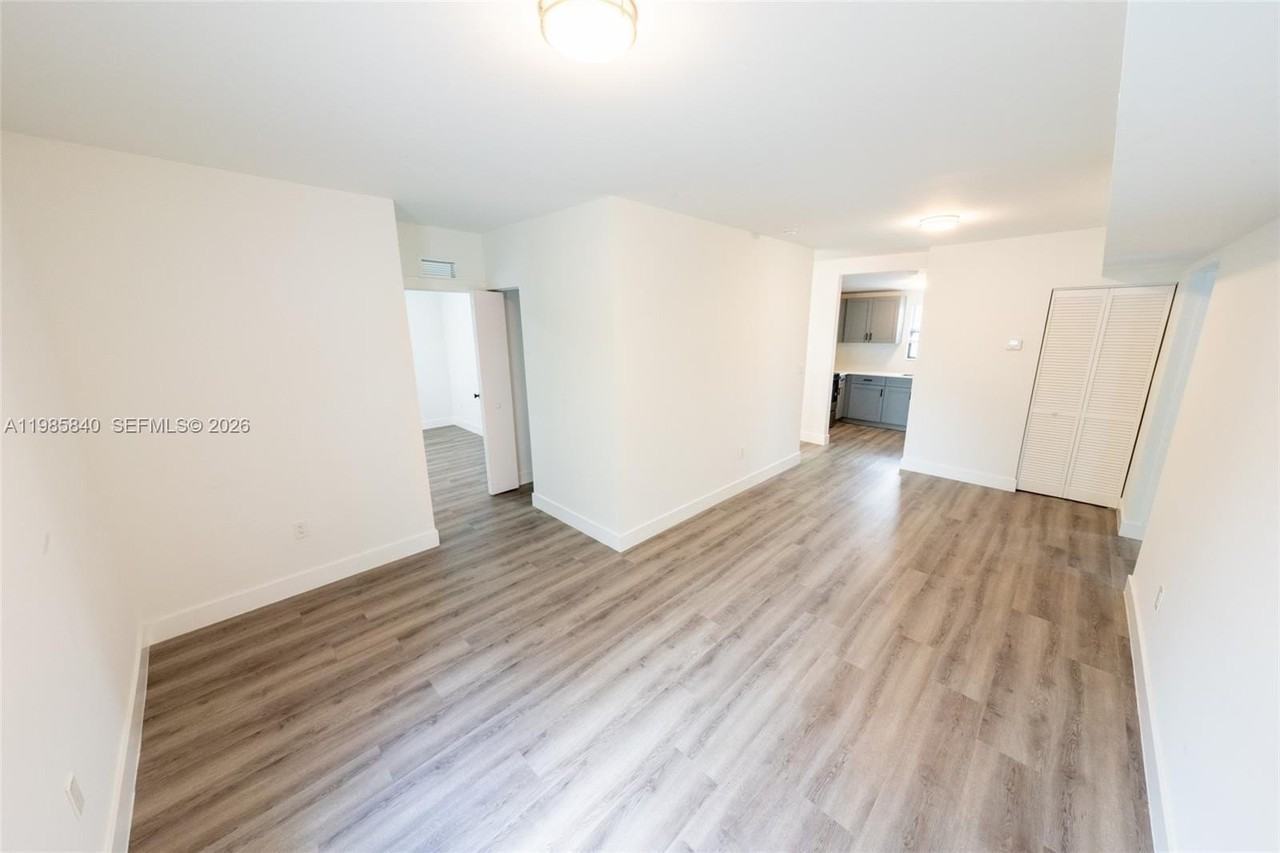 618 Sw 21st Ave #2 - Photo 5 of 22