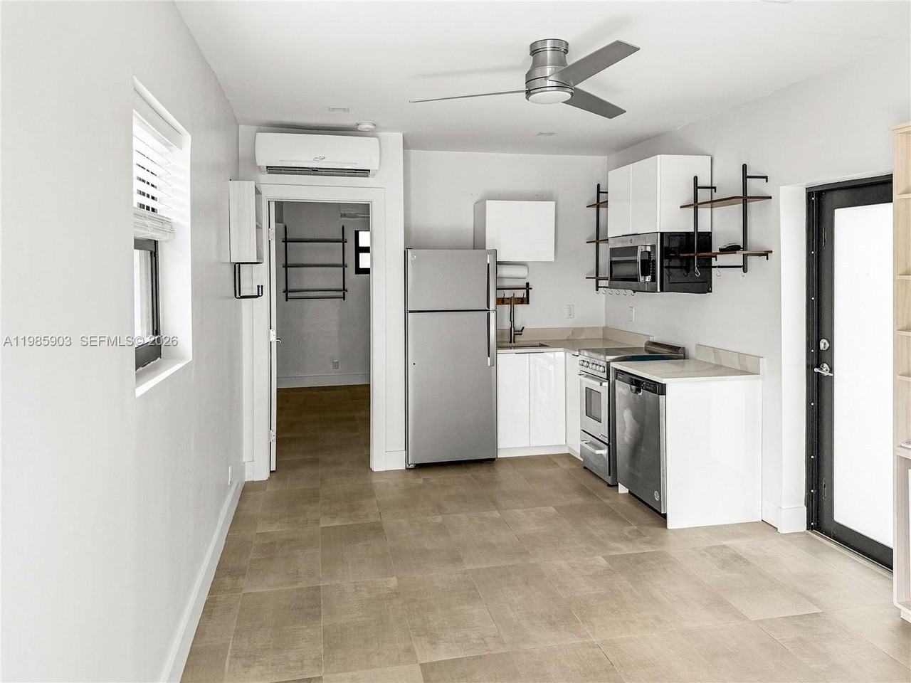 551 Ne 26th St #2 - Photo 3 of 10