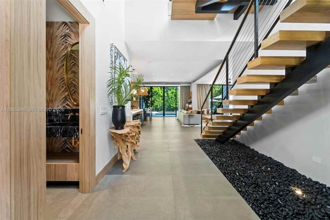 8625 Ne 10th Ave - Photo 3 of 43