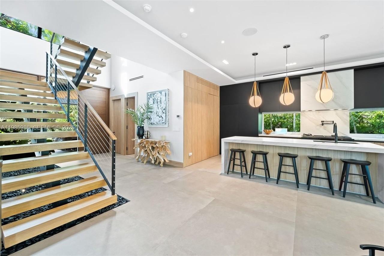 8625 Ne 10th Ave - Photo 4 of 43
