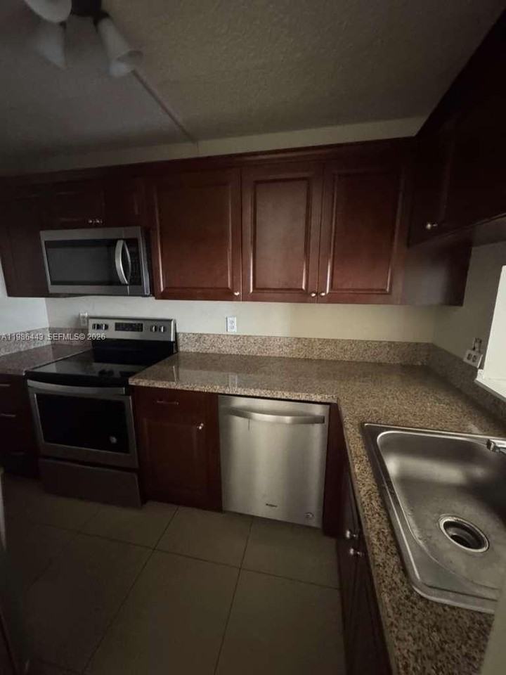 1030 Twin Lakes Dr #21H - Photo 3 of 8