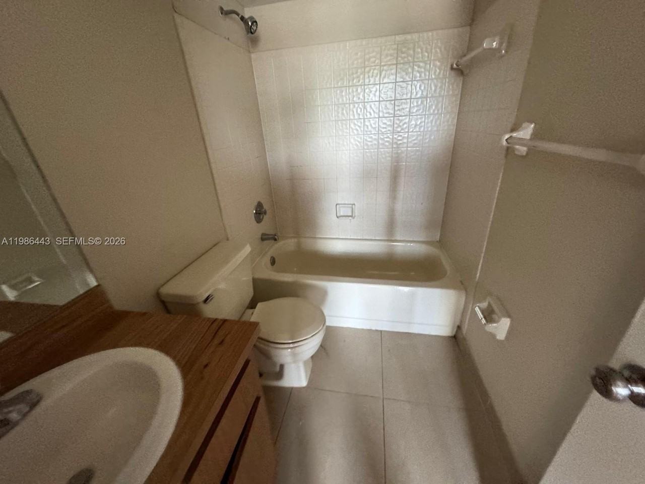 1030 Twin Lakes Dr #21H - Photo 5 of 8