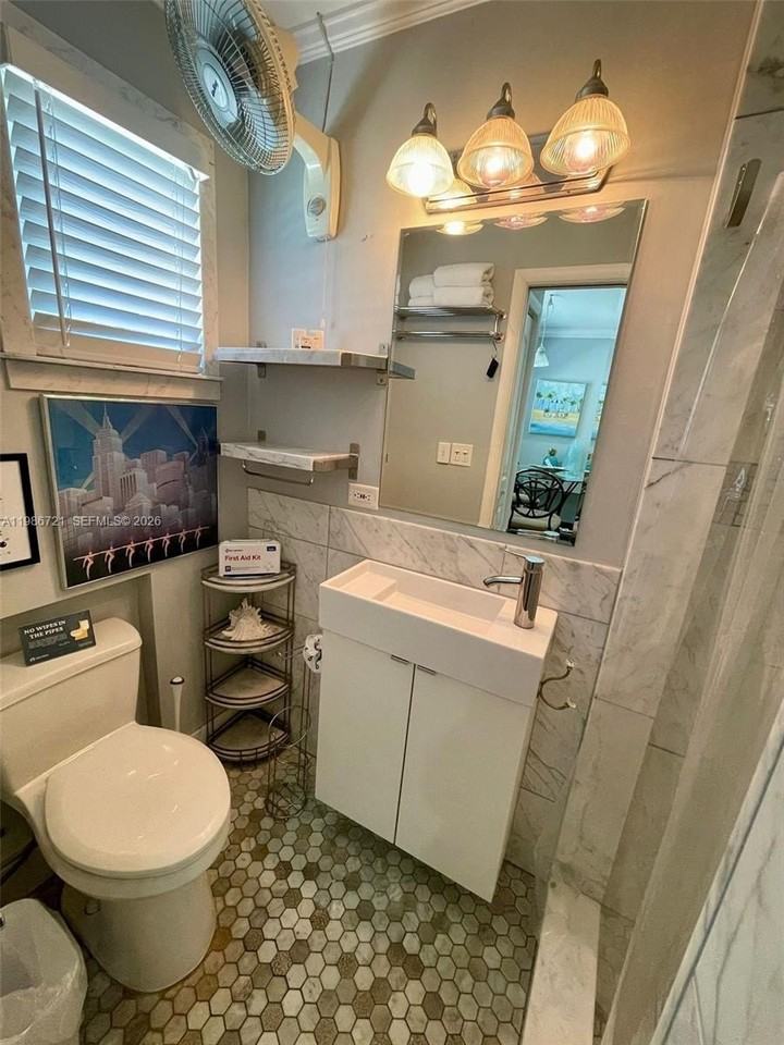 57 Ne 24th St - Photo 7 of 17