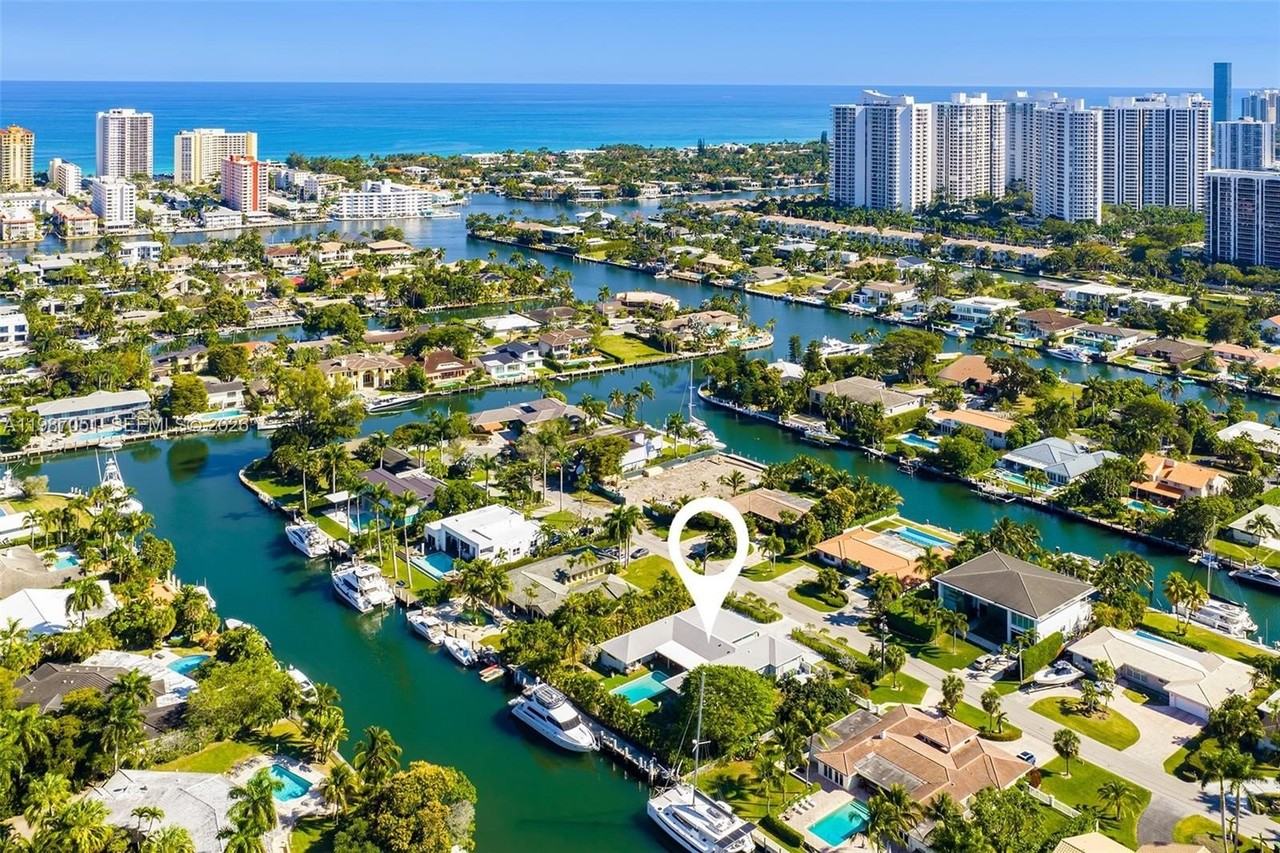 424 Alamanda Dr - Photo 3 of 50