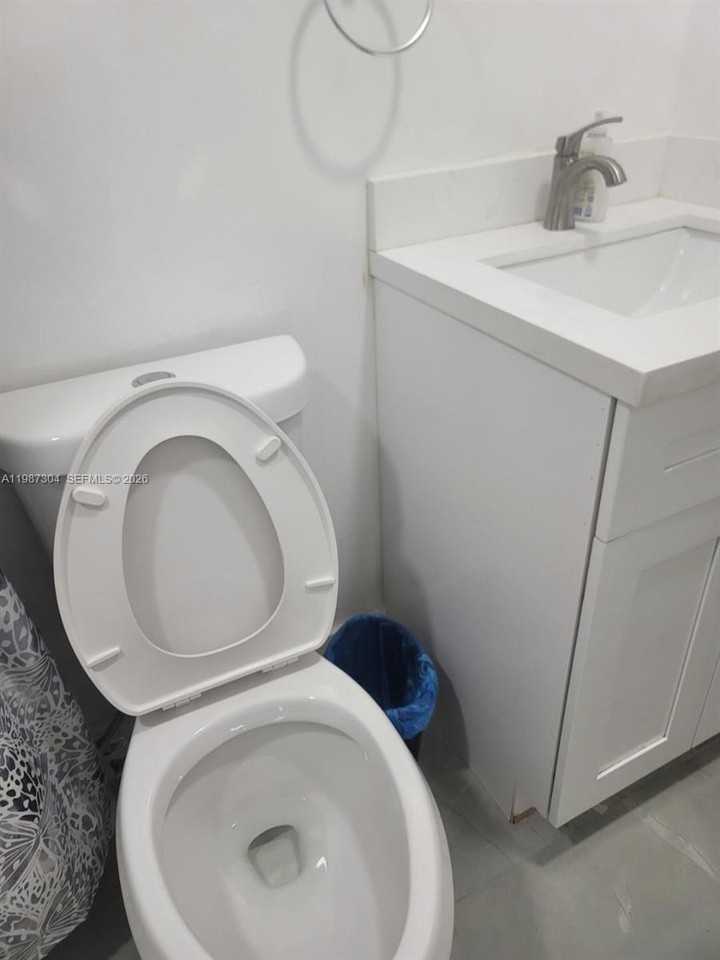 512 Nw 96th St #A - Photo 5 of 6