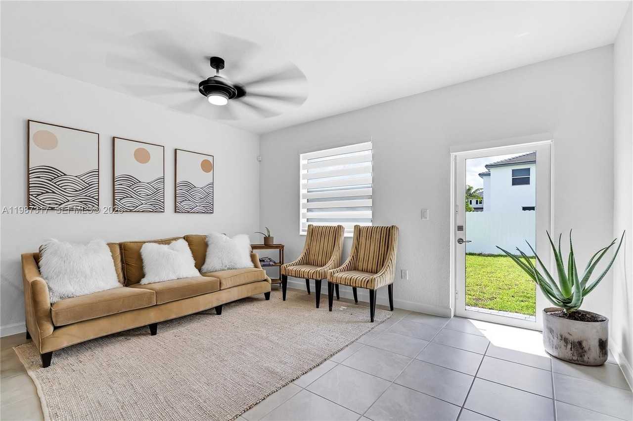 12728 Sw 214th Ter - Photo 2 of 40