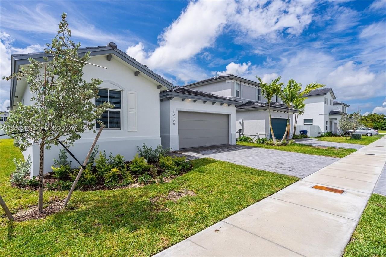 12728 Sw 214th Ter - Photo 5 of 40