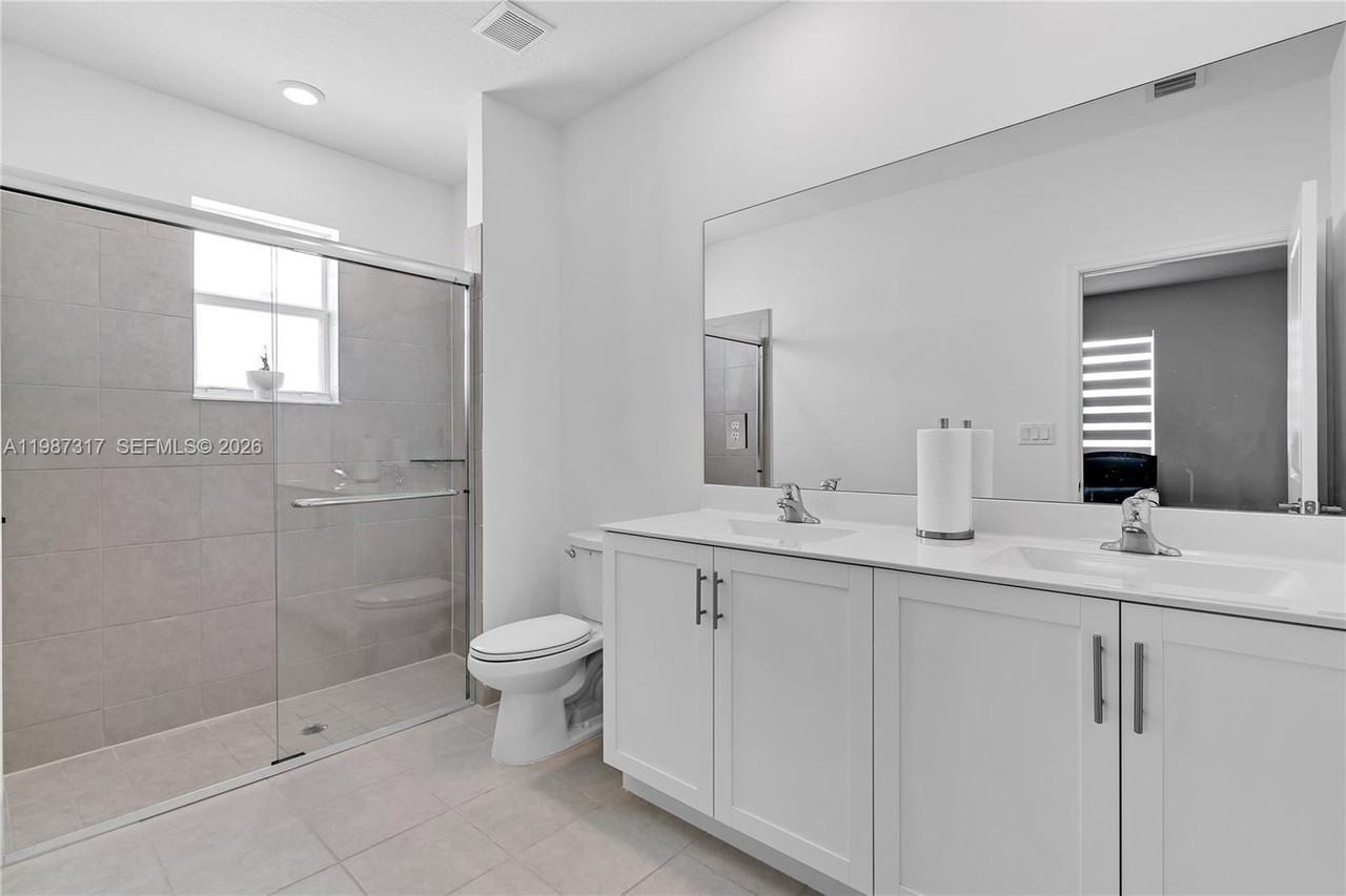 12728 Sw 214th Ter - Photo 7 of 40