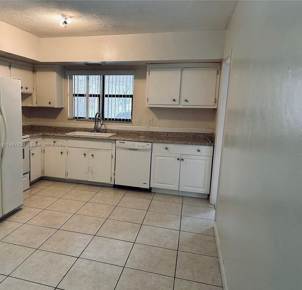 836 Pennsylvania Ave - Photo 5 of 12