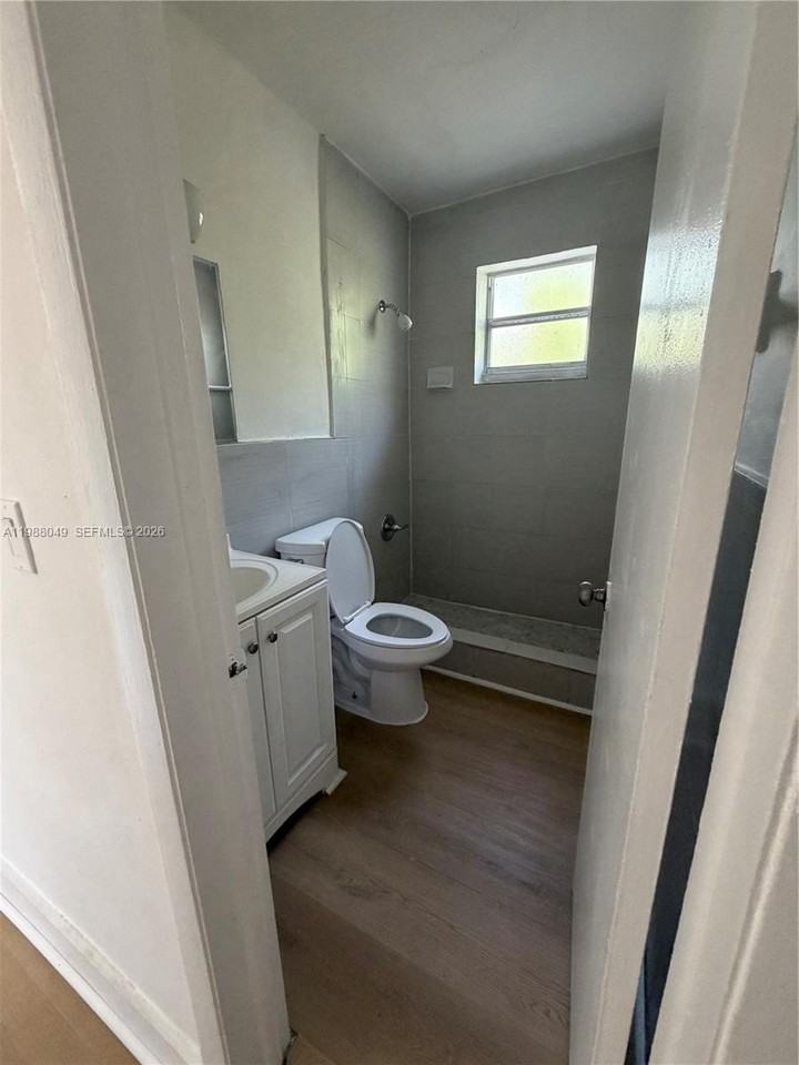 1021 Nw 5th St #4 - Photo 3 of 5