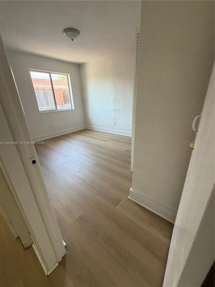 1021 Nw 5th St #4 - Photo 4 of 5