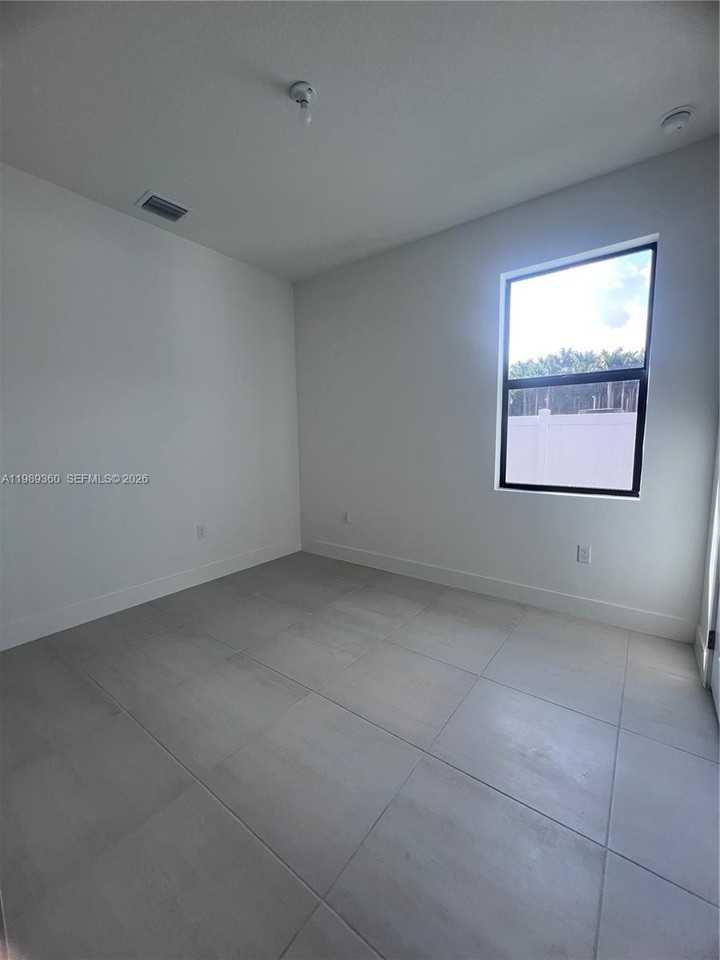 4784 Sw 72nd Ter #0 - Photo 7 of 50