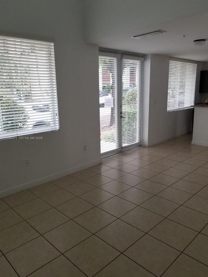 40 Calabria Ave #101 - Photo 4 of 13