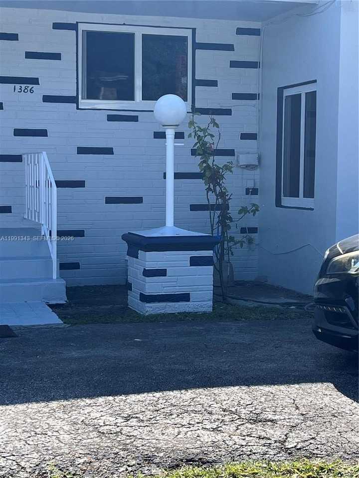 1386 Nw 38th St #1 - Photo 7 of 8