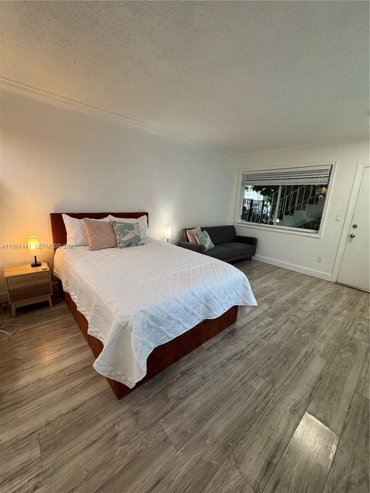 740 11th St #3A - Photo 5 of 17