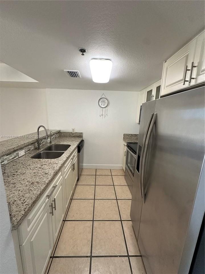 814 Nw 36th Ave #406 - Photo 3 of 18