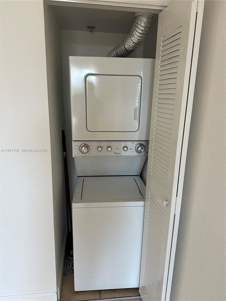 814 Nw 36th Ave #406 - Photo 6 of 18