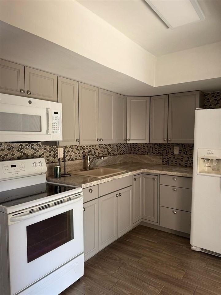 5460 Sw 38th Ct - Photo 5 of 9