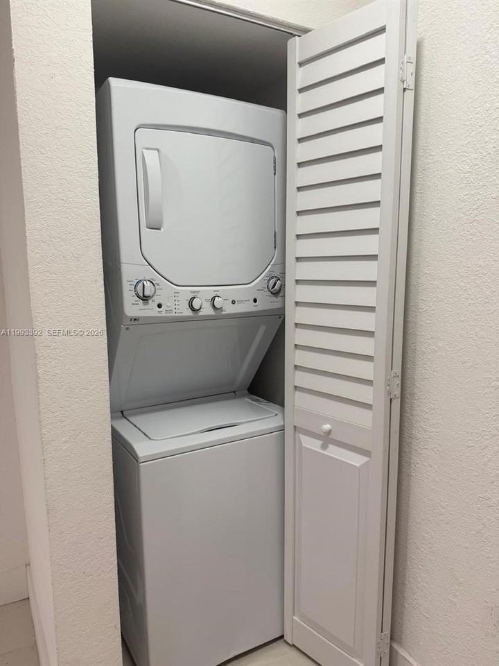 1800 Nw 18th Ter #1 - Photo 4 of 10