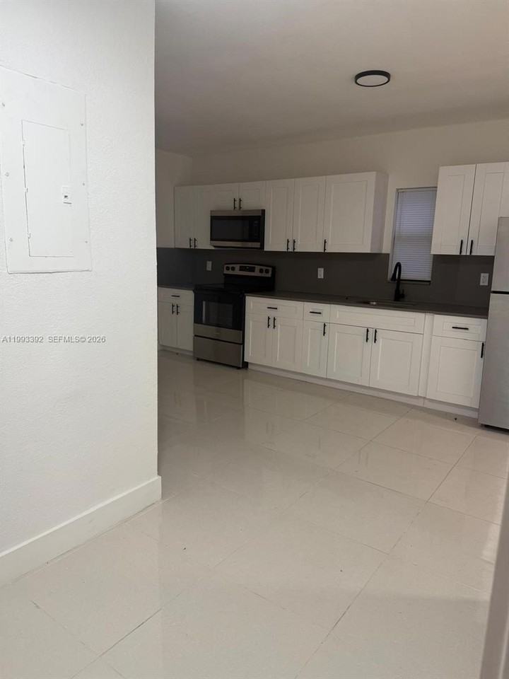 1800 Nw 18th Ter #1 - Photo 6 of 10