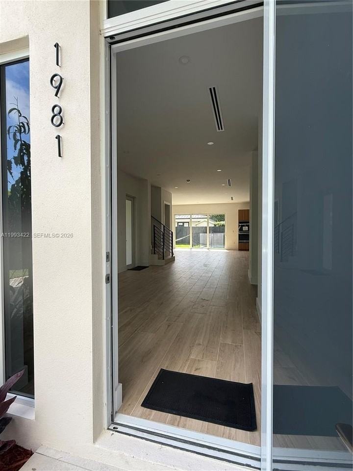 1981 Sw 33rd Ave - Photo 4 of 50