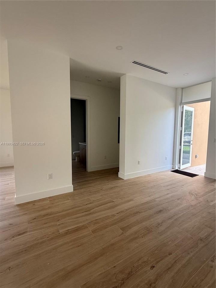 1981 Sw 33rd Ave - Photo 5 of 50