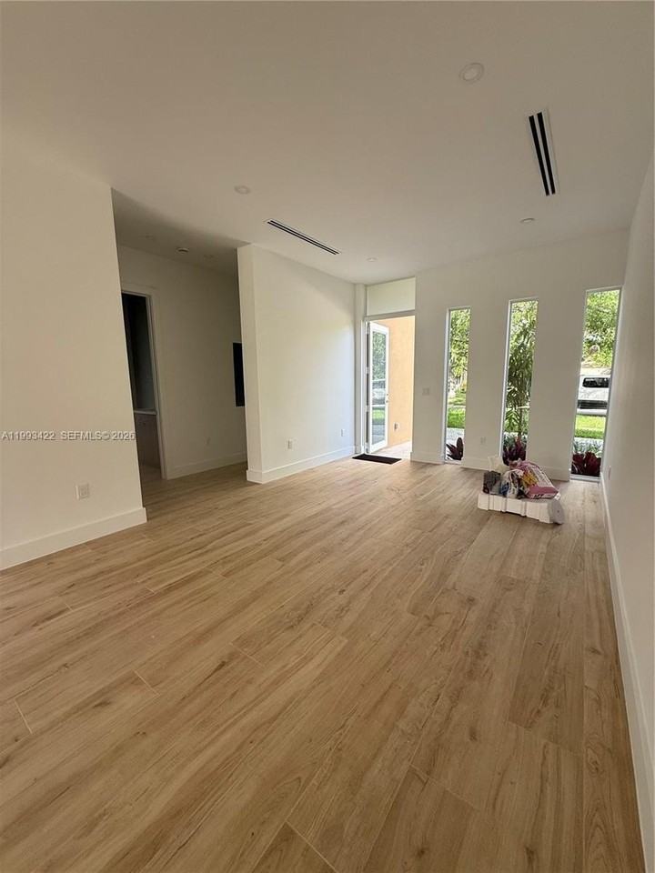 1981 Sw 33rd Ave - Photo 6 of 50