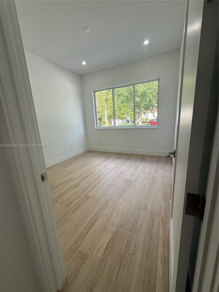 1981 Sw 33rd Ave - Photo 7 of 50